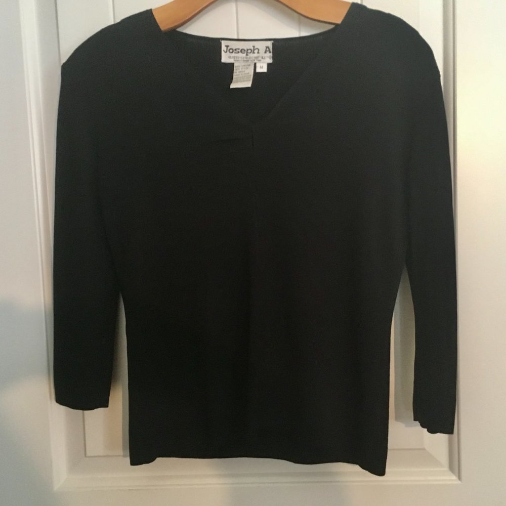Joseph A Classic Black Sweater with Pinched Accent (Sz Medium)